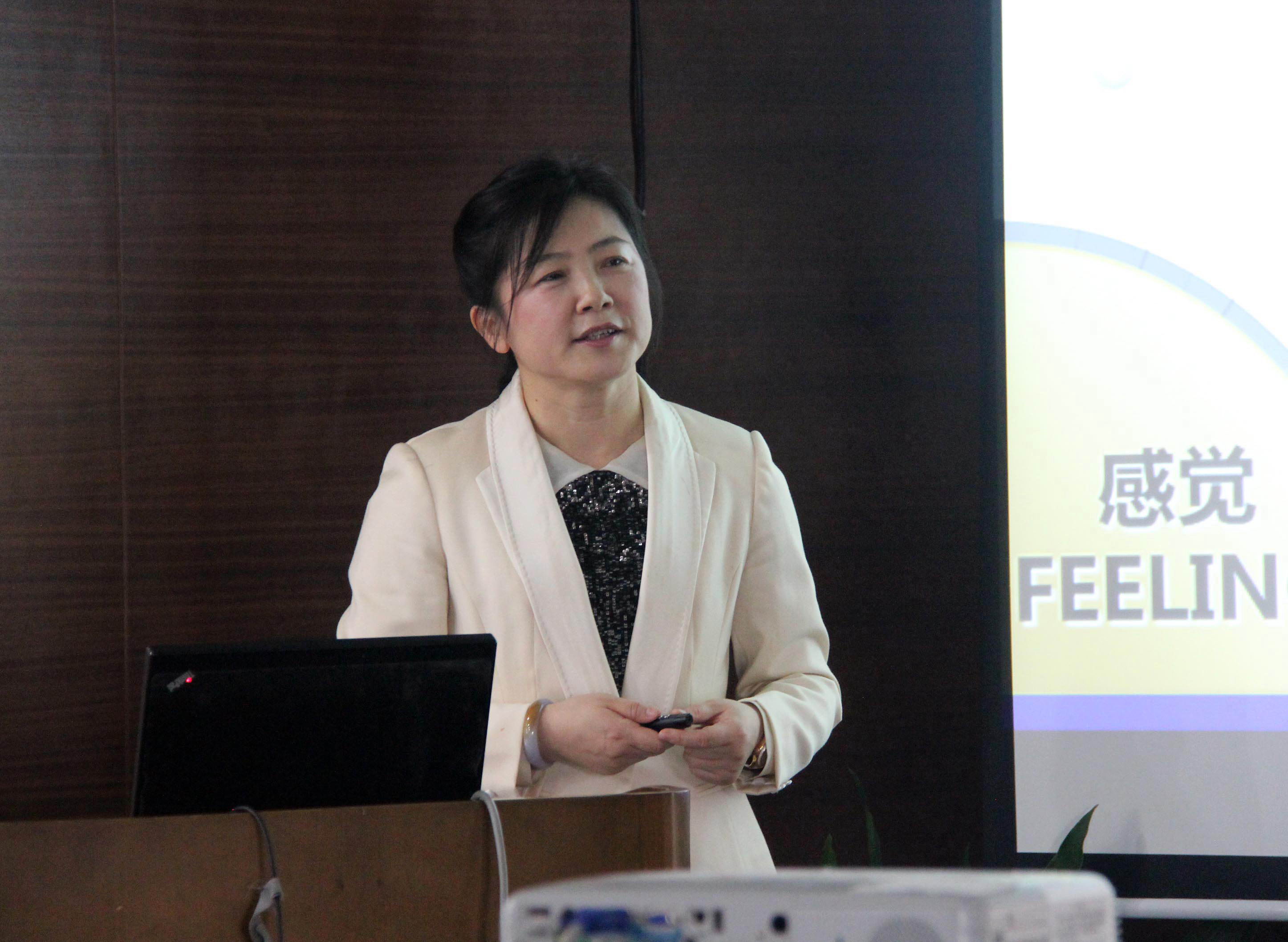 集團(tuán)營銷知識(shí)培訓(xùn)成功舉辦     王翠霞總裁親自授課 