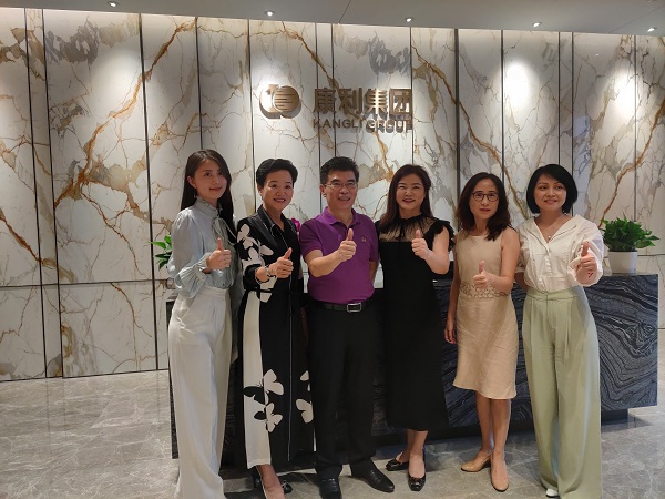 堅定信心，破浪前行 --廣東高科技產(chǎn)業(yè)商會走進康利城  7月14日，廣東省政協(xié)常委、廣東高科技產(chǎn)業(yè)商會會長王理宗率隊來國際創(chuàng)新創(chuàng)意產(chǎn)城綜合體——康利城考察交流，康利集團董事長王翠霞、康利置地總經(jīng)理方志良接待了王會長一行，雙方就企業(yè)的發(fā)展規(guī)律、經(jīng)驗啟示、文化精神、核心價值及情懷擔當?shù)冗M行深入的探討。 在王翠霞董事長的陪同下，王理宗會長一行參觀了康利城。作為康利集團在深圳打造的首個產(chǎn)城融合綜合體項目，康利城集企業(yè)總部辦公、科技研發(fā)基地、文化創(chuàng)意基地、時尚商業(yè)街區(qū)、高級人才寓所和高端商務(wù)酒店于一體的全能業(yè)態(tài)，給到訪者留下深刻的印象。綠樹掩映的優(yōu)美環(huán)境、別具一格的建筑設(shè)計、隨處可見的名貴大理石等，更是讓大家嘖嘖稱贊。 座談會上，雙方緊緊圍繞“堅定信心、破浪前行”的主題展開交流。王翠霞董事長向來賓們介紹到，康利集團從1989年在深圳成立至今已31年，歷經(jīng)石材貿(mào)易起步，實業(yè)發(fā)展、創(chuàng)新突破、跨界轉(zhuǎn)型四個里程碑式的發(fā)展階段，現(xiàn)已發(fā)展成為集礦山開采、多品類石材生產(chǎn)加工、大型工程承接、進出口貿(mào)易、物流研發(fā)、房地產(chǎn)開發(fā)、金融業(yè)、產(chǎn)業(yè)運營等為一體的多元化、跨地域發(fā)展的大型國際化企業(yè)集團。 王董分享了自己三十幾年的創(chuàng)業(yè)經(jīng)驗，表示，石材行業(yè)作為傳統(tǒng)的資源類企業(yè)，競爭激烈，但康利每一步都堅持“以質(zhì)取勝、以價取勝、以量取勝、以信取勝”的經(jīng)營理念，不斷創(chuàng)新、敢為人先、勇于探索的奮斗精神，才能讓康利集團在三十幾年的發(fā)展歷程中，不斷突破發(fā)展瓶頸、戰(zhàn)勝無數(shù)困難，實現(xiàn)穩(wěn)步前行。 會上，康利置地運營公司總經(jīng)理黃林益分享了康利城取得的發(fā)展成果，經(jīng)過不斷地努力，康利城已經(jīng)取得“深圳市投資推廣國際化重點園區(qū)”、“龍崗區(qū)科技創(chuàng)新產(chǎn)業(yè)園”、“龍崗區(qū)科技企業(yè)孵化器”、“龍崗區(qū)創(chuàng)新創(chuàng)業(yè)孵化基地”等資質(zhì)認定，成為區(qū)域內(nèi)產(chǎn)城融合的園區(qū)典范。 在產(chǎn)業(yè)方面，康利城引進了以速博精微、廣明科技、國質(zhì)信等為代表的國家高新技術(shù)企業(yè)，以升學教育、東成財智等為代表的教育培訓企業(yè)，以安杰拉、靜靜七月、智音文化等具有實力的網(wǎng)紅直播企業(yè)，同時還有以工商銀行為代表的一些金融機構(gòu)，并獲得“深圳市人才創(chuàng)新創(chuàng)業(yè)一號股權(quán)投資基金—項目遴選基地”。科技、文創(chuàng)、金融三大產(chǎn)業(yè)融合發(fā)展的目標已經(jīng)初見雛形，園區(qū)產(chǎn)業(yè)發(fā)展可以說是漸入佳境。 在參觀、走訪及聽取康利集團和康利城的介紹后，王會長用“一面旗幟、一個經(jīng)典、一段傳奇”來概括康利集團31年取得的成果。他表示，康利集團31年的豐碩成果，是企業(yè)家膽、識、謀的完美結(jié)晶，是辨勢、順勢、造勢的卓越成就，是領(lǐng)導者+管理層+基層員工合作創(chuàng)造的優(yōu)秀作品。而王董順勢而為，準確把握時代機遇，以柔弱女子之姿，打造大理石般堅韌的事業(yè)之基，更能夠給社會帶來非常重要的啟示。 對于康利集團未來的發(fā)展，王會長也積極提出自己建議，他認為加強科技融合，讓傳統(tǒng)石材變成新型材料，以及在地產(chǎn)領(lǐng)域打造能夠培養(yǎng)企業(yè)的具有真正附加值的平臺，是康利集團未來值得深耕的兩個方向。 座談會結(jié)束，王會長、王董、黃總還面向社會大眾開展了一場線上直播交流。王董介紹了面對疫情影響，康利集團和康利城積極響應(yīng)黨中央號召，與園區(qū)企業(yè)、公司員工等齊心協(xié)力、共同抗疫。同時，面對突如其來的疫情，康利城在銷售和招商工作停滯的情況下，積極調(diào)整策略，推出了針對新入駐優(yōu)質(zhì)企業(yè)免租一年的重大舉措，不僅減少企業(yè)經(jīng)營負擔，同時，也推動康利城招商工作的順利進行，上半年招商成果逆勢上揚，提前完成全年招商目標的70%。 王會長就此發(fā)表自己的看法，他認為一個決策背后不僅是企業(yè)家人格人品的反映，更是她們管理哲學和經(jīng)營理念的投射。王董的決策，短期來看，是失去了利潤，但長期來看，卻贏得了人心，贏得了信任，這是金錢無法衡量的無形資產(chǎn)，這些資產(chǎn)和資源將帶來未來無限的增長。 企業(yè)家是社會的價值創(chuàng)造者，企業(yè)家之間的碰撞，總能帶來智慧的火花。感謝王會長的肯定和真誠的建議，也讓我們更加堅定，不斷創(chuàng)新、勇于求變是企業(yè)永遠不可或缺的基因?？道浅ㄩ_大門，歡迎更多企業(yè)家們參觀、交流、加入，以責任與擔當為基礎(chǔ)，懷揣理想和抱負，在紛繁復雜的外部環(huán)境下，與志同道合者一同，堅定信心，破浪前行。